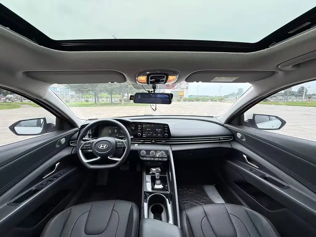 Hyundai Elantra 2024