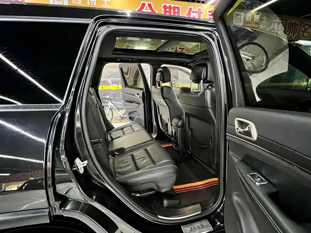 Jeep Grand Cherokee 2017 — фото 14