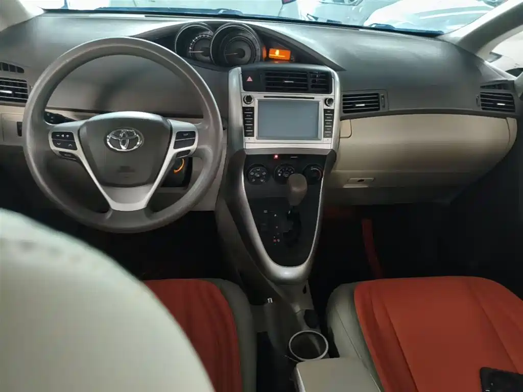 Toyota Verso 2015 — фото 10