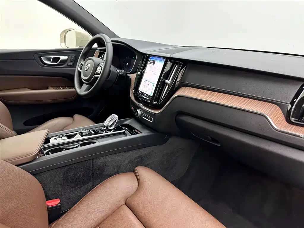 Volvo XC60 2025 — фото 17