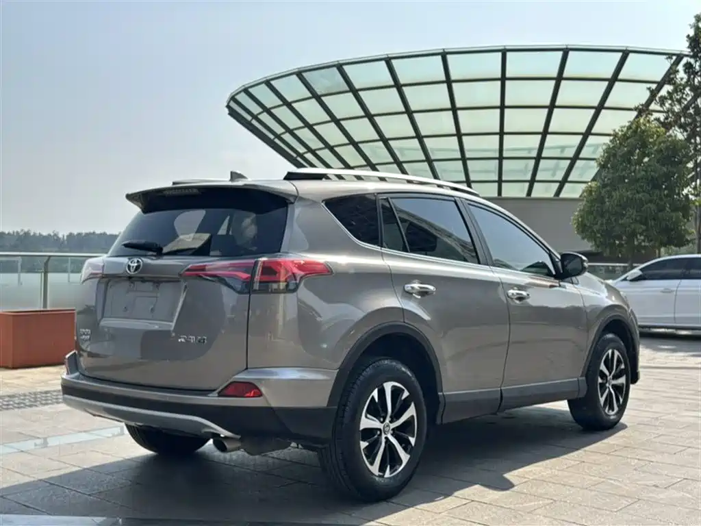 Toyota RAV4 2018 — фото 18
