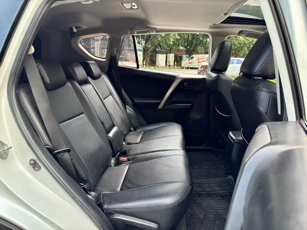 Toyota RAV4 2017 — фото 15