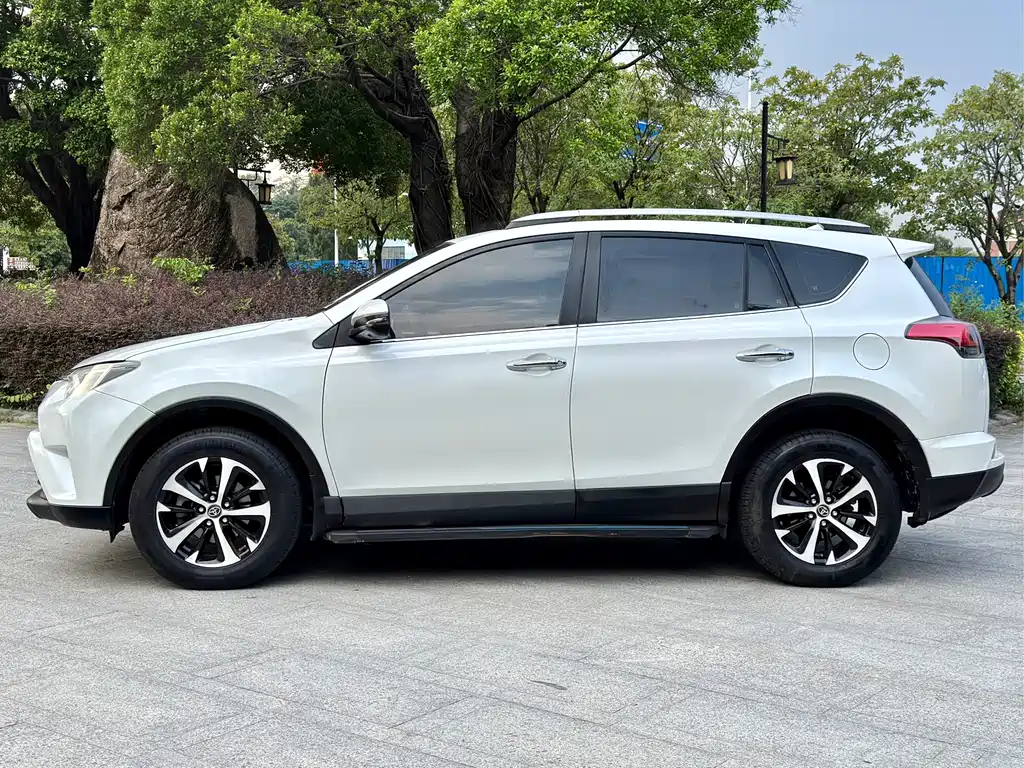 Toyota RAV4 2017 — фото 4