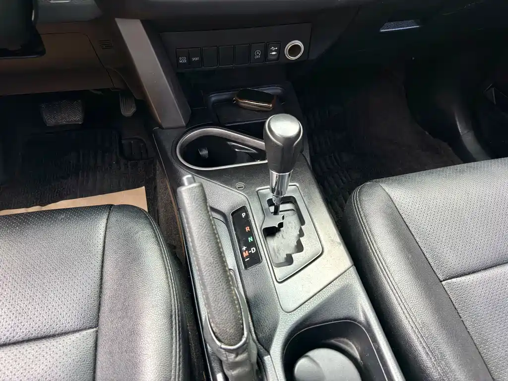 Toyota RAV4 2017 — фото 12