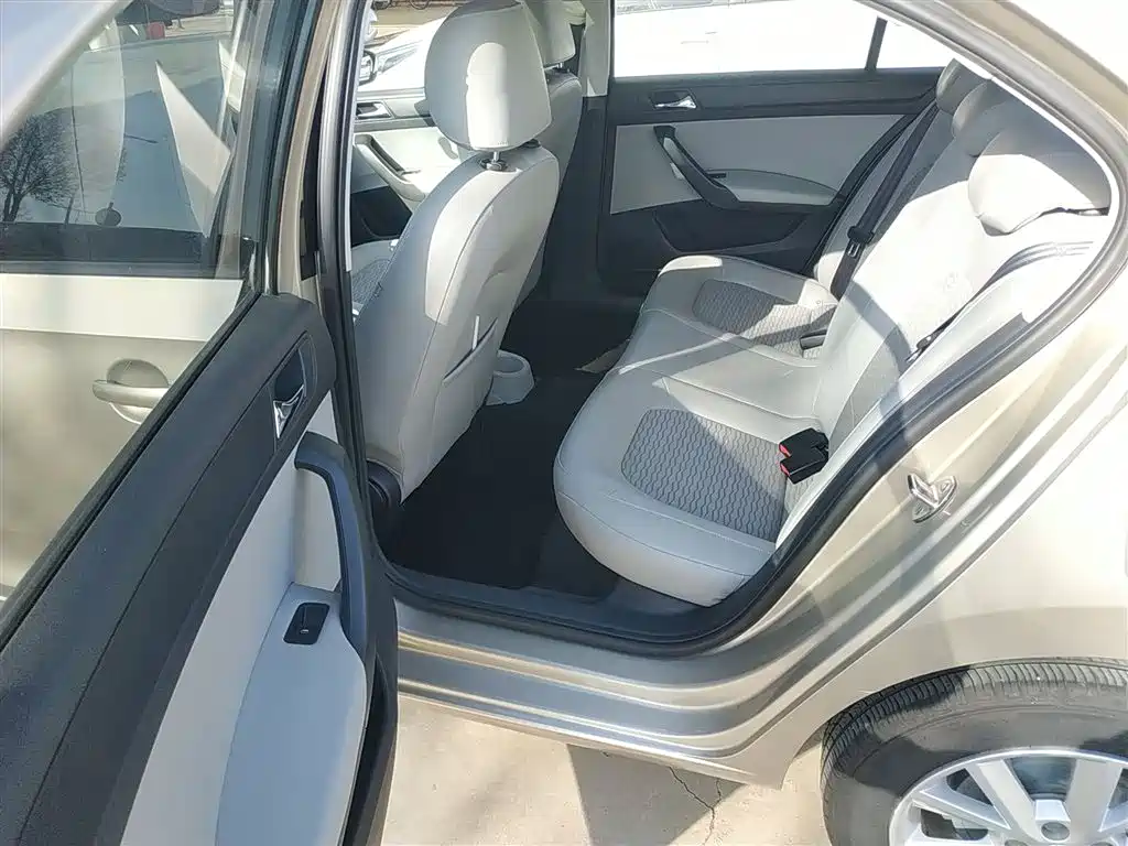 Skoda Rapid 2015 — фото 17