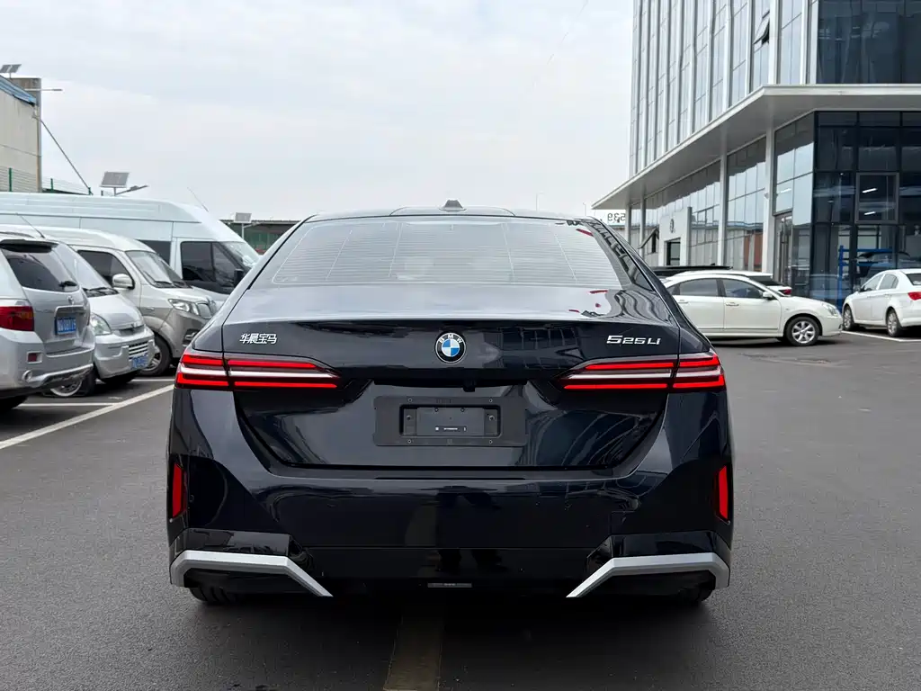 BMW 5 Series 2025 — фото 15