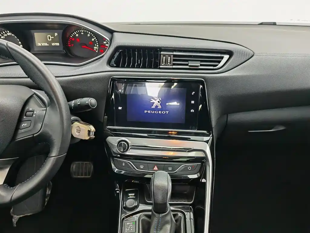 Peugeot 308 2018 — фото 12