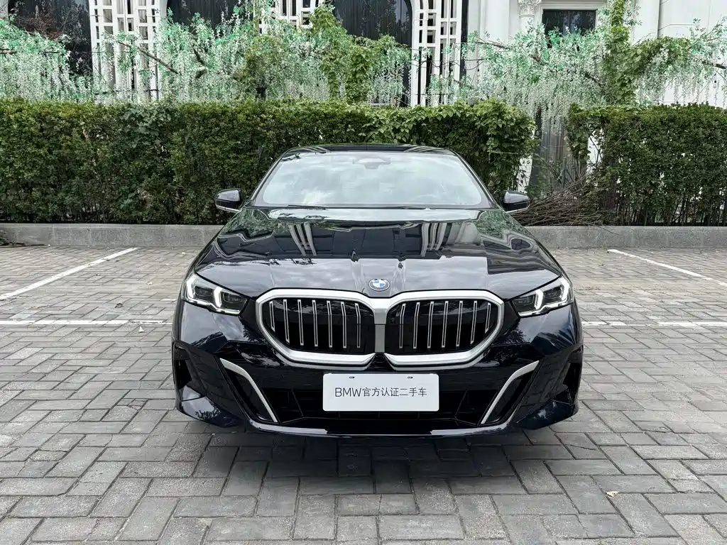 BMW 5 Series 2025 — фото 16