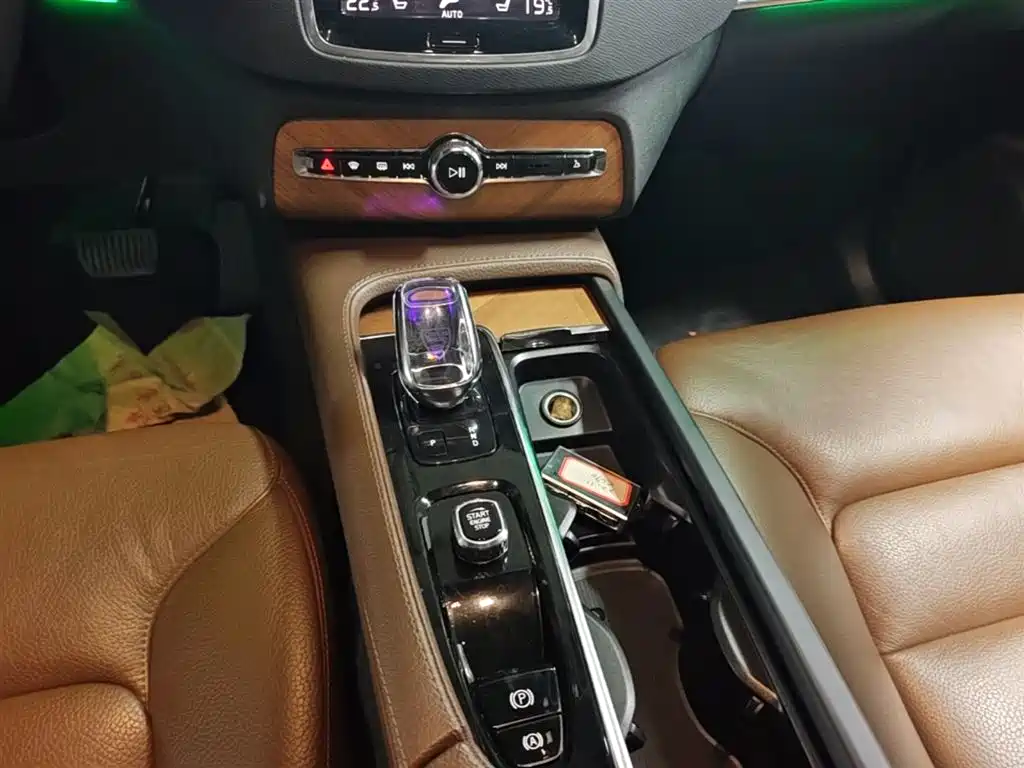 Volvo XC90 2022 — фото 14