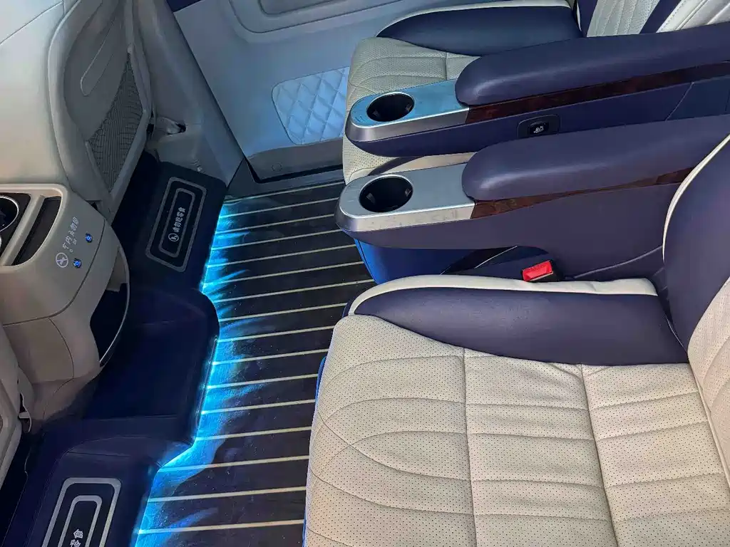 Mercedes-Benz V-Class 2020 — фото 14