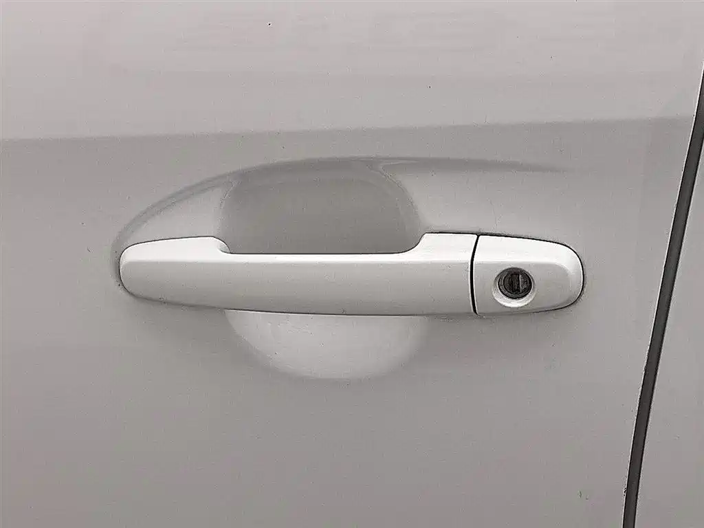 Toyota Yaris L 2020 — фото 18