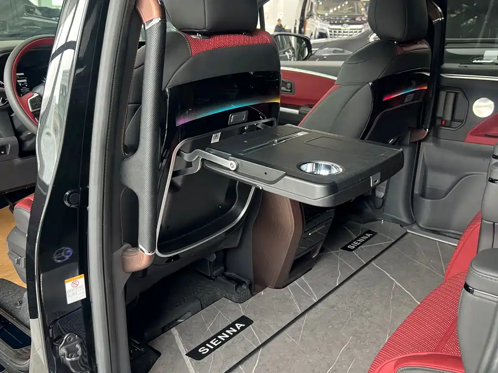 Toyota Sienna — фото 8