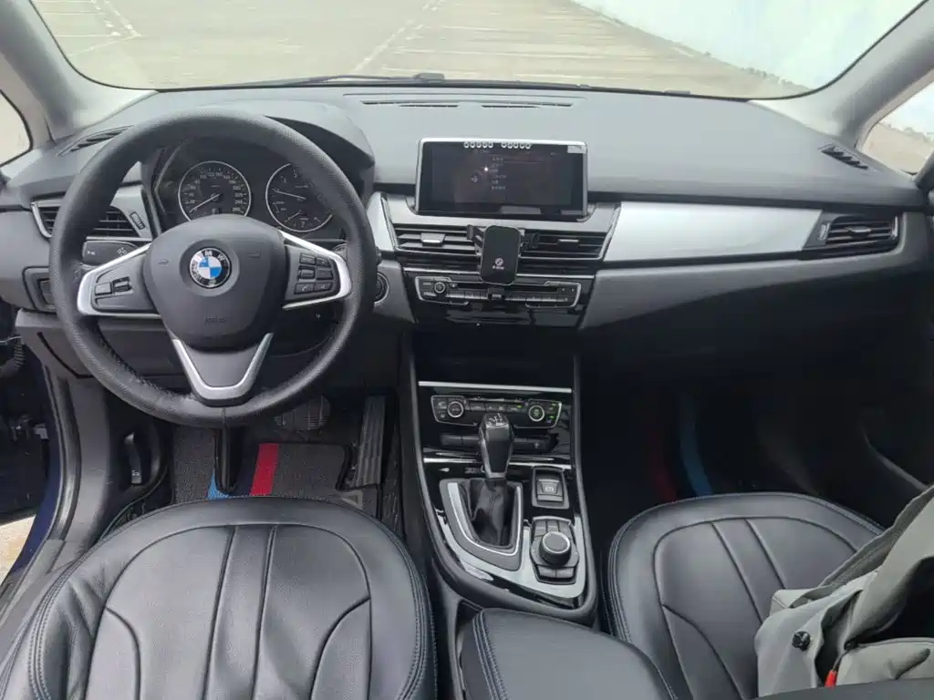 BMW 2 Series Active Tourer 2017 — фото 10