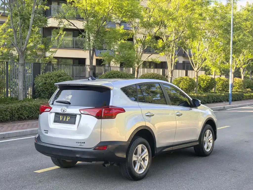 Toyota RAV4 2014 — фото 6