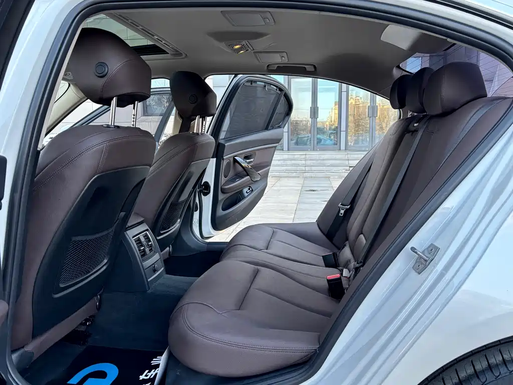 BMW 3 Series 2019 — фото 17