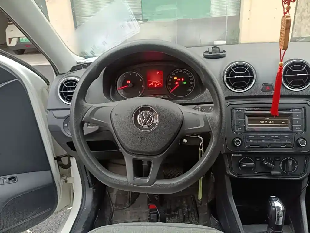 Volkswagen Jetta 2017 — фото 11