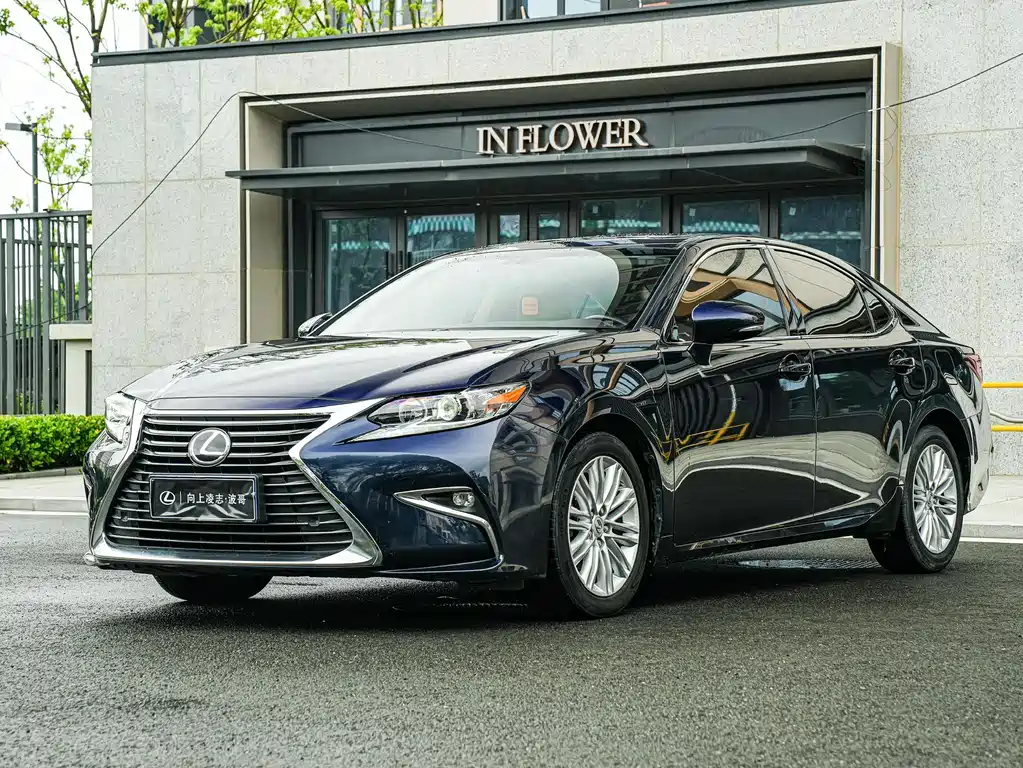 Lexus ES 2018 — фото 1