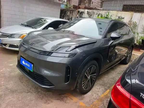 Lynk & Co 08 EM-P 2025