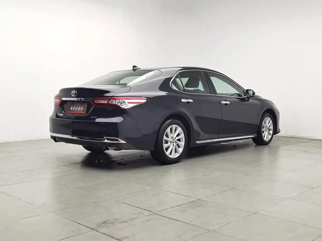 Toyota Camry 2023 — фото 2
