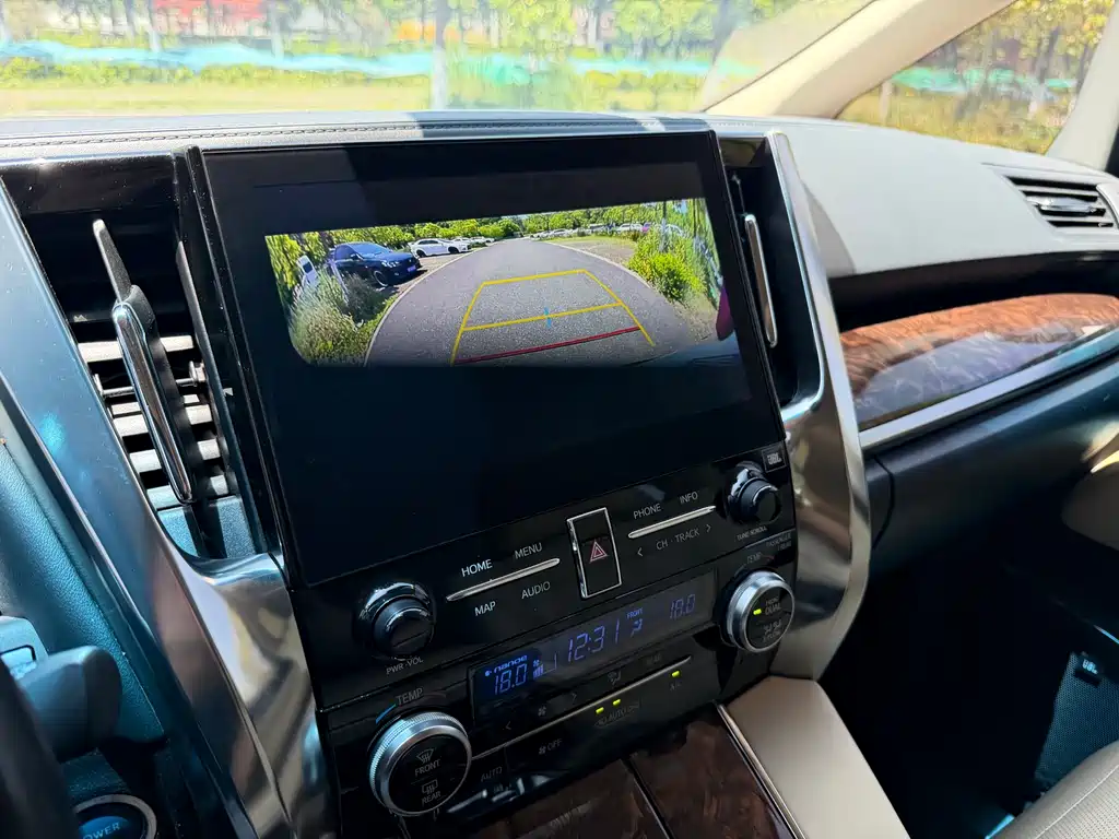 Toyota Alphard 2023 — фото 21