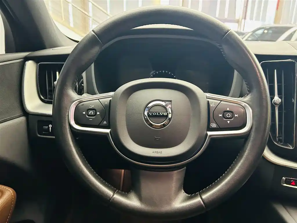 Volvo XC60 2021 — фото 15