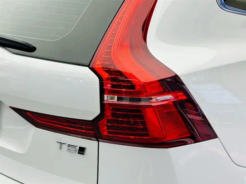 Volvo XC60 2021 — фото 12