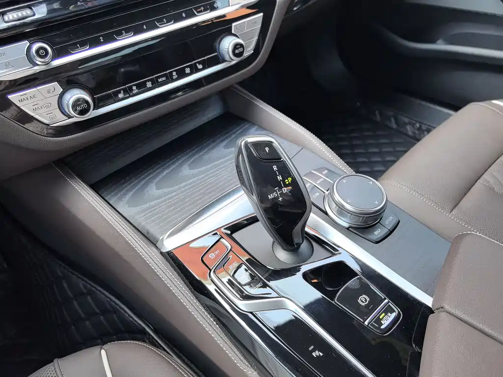 BMW 5 Series 2023 — фото 13