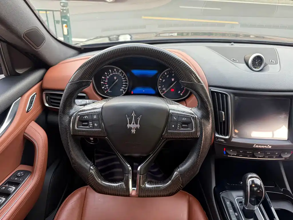 Maserati Levante 2017 — фото 11
