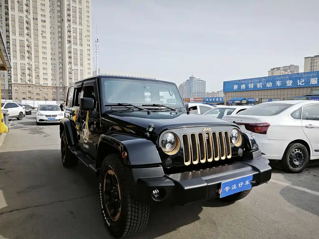 Jeep Wrangler 2015 — фото 1