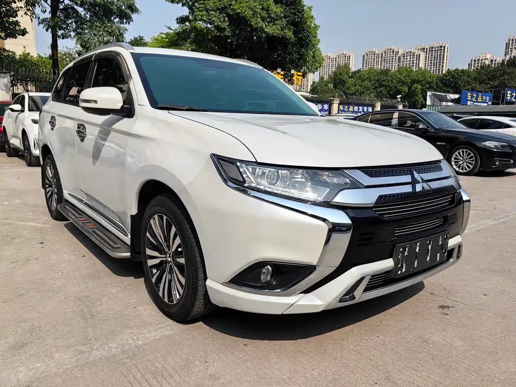 Mitsubishi Outlander 2021 — фото 3