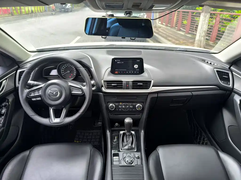 Mazda 3 Axela 2018 — фото 14