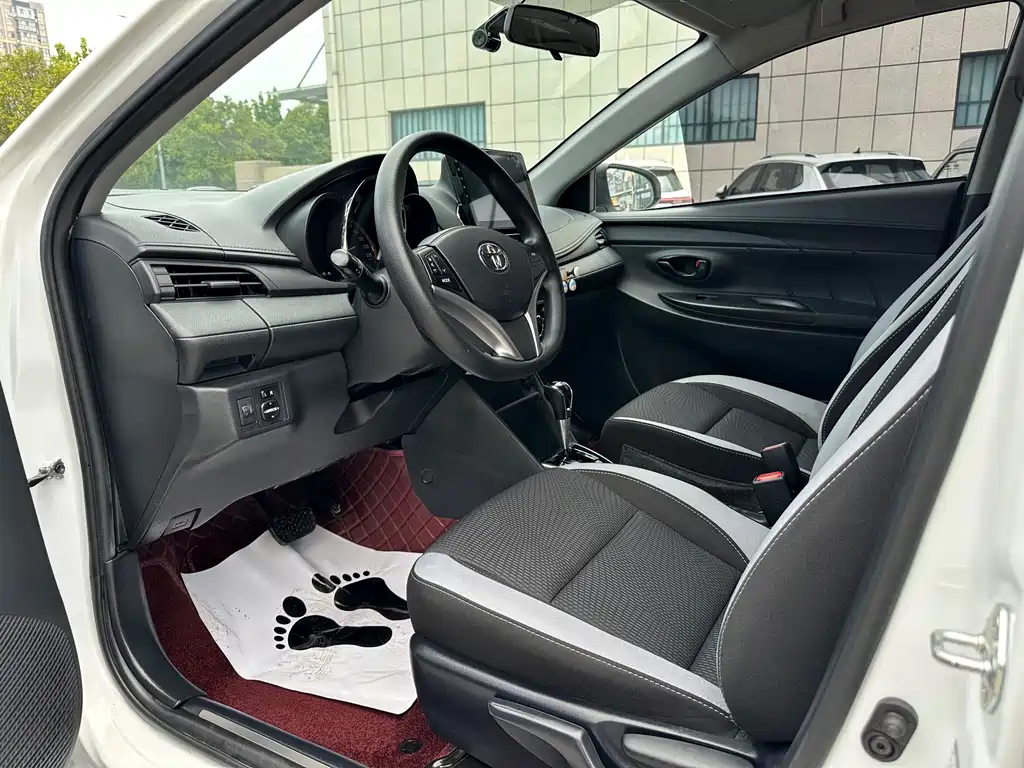 Toyota Yaris L 2022