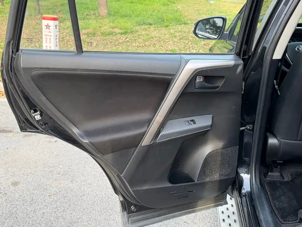 Toyota RAV4 2015 — фото 8