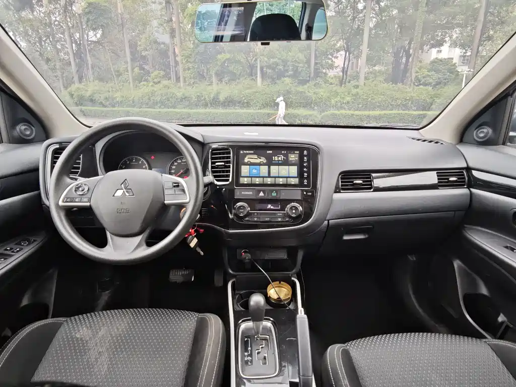 Mitsubishi Outlander 2021 — фото 11
