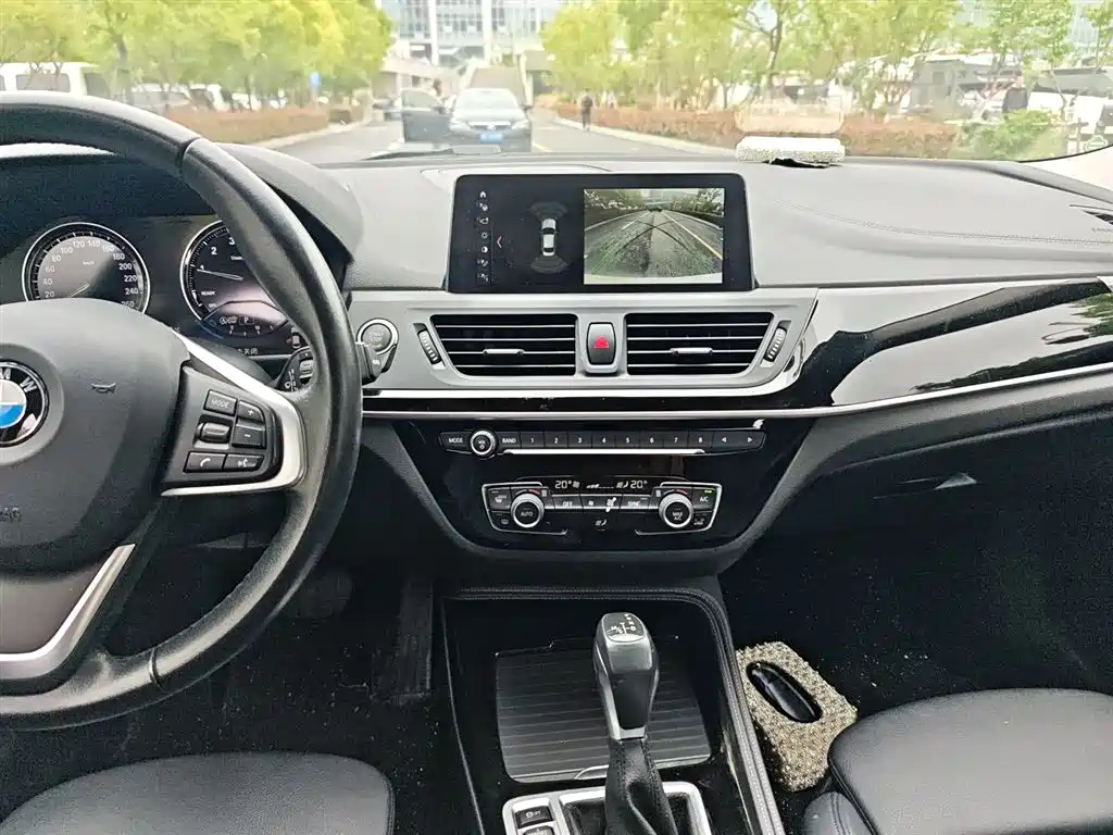 BMW 1 Series 2019 — фото 9