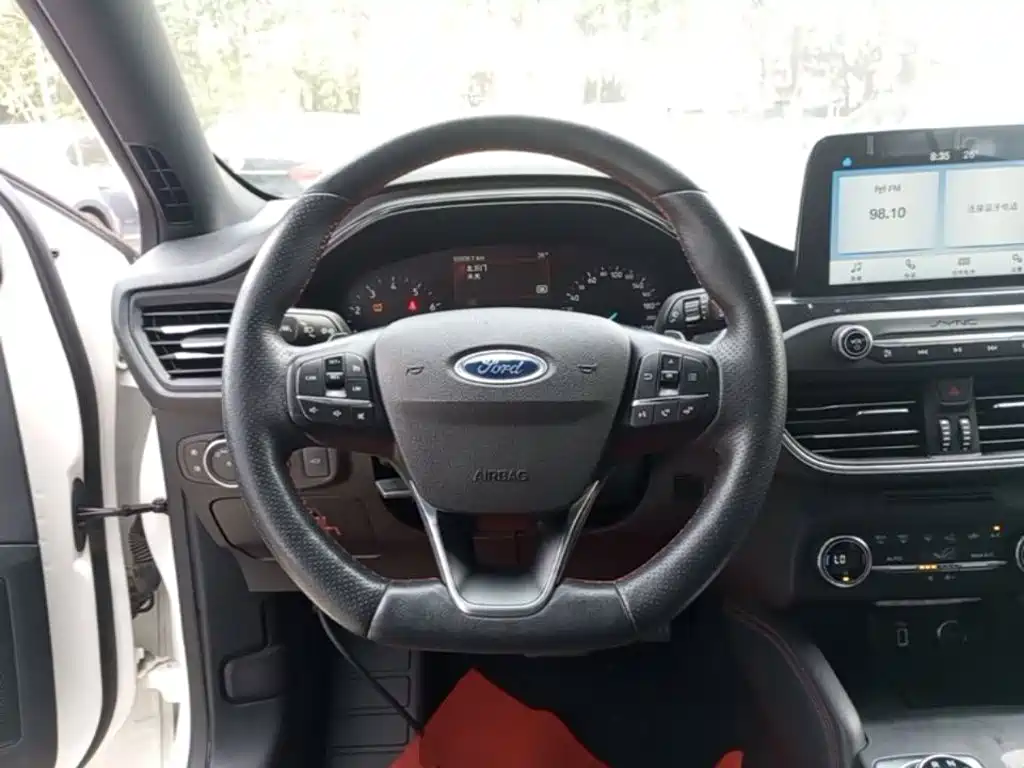 Ford Focus 2019 — фото 11