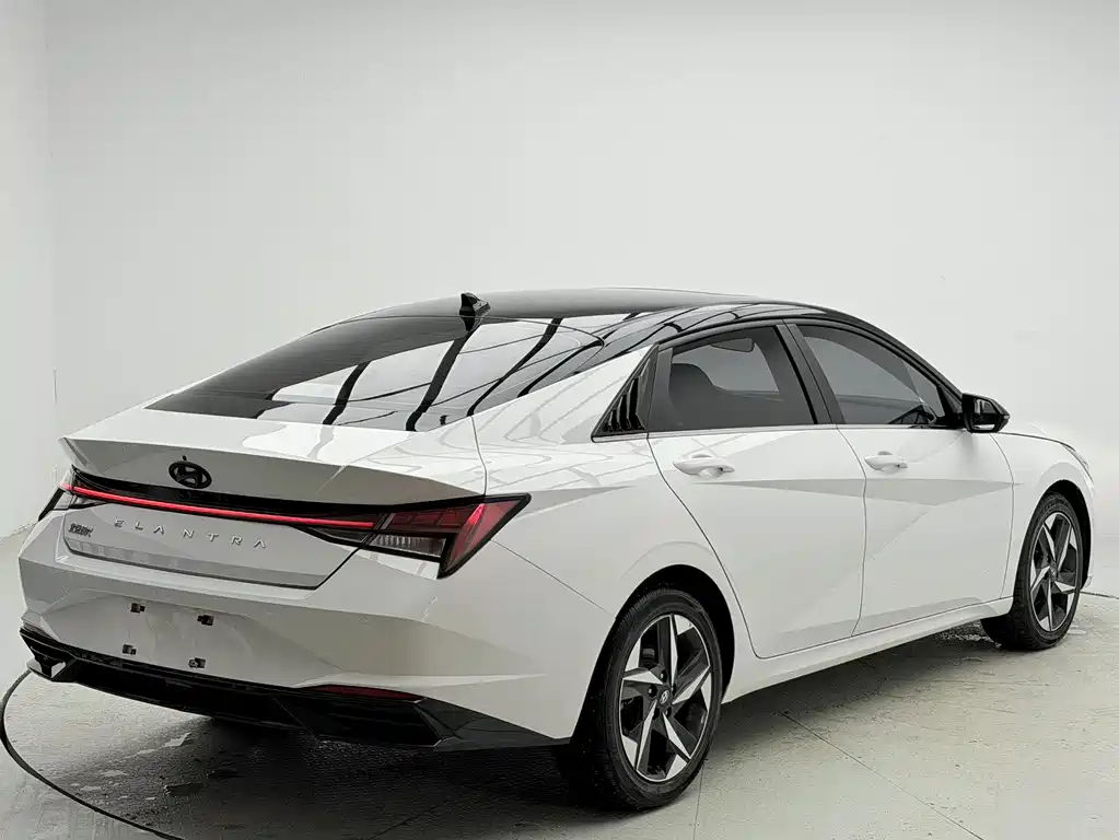 Hyundai Elantra 2022 — фото 3