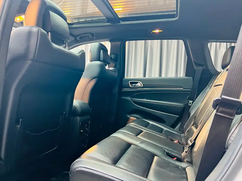Jeep Grand Cherokee 2015 — фото 9