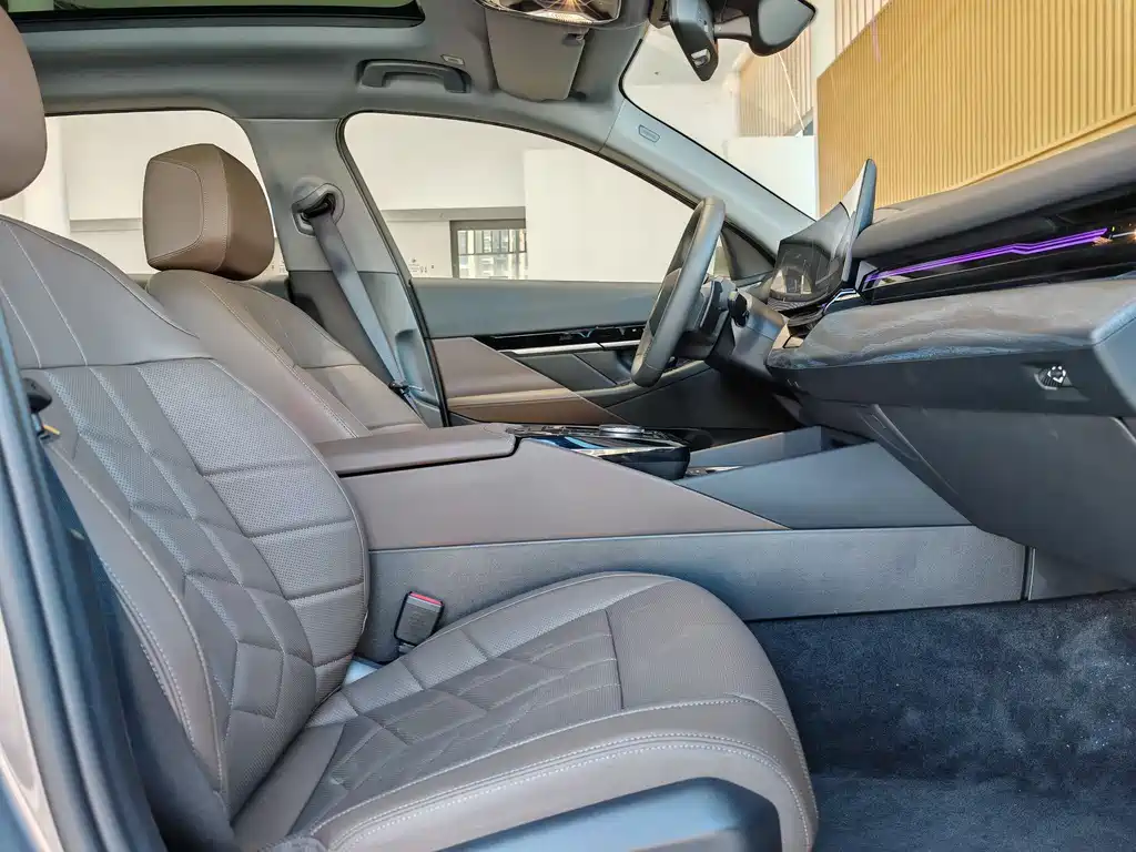BMW 5 Series 2025 — фото 17