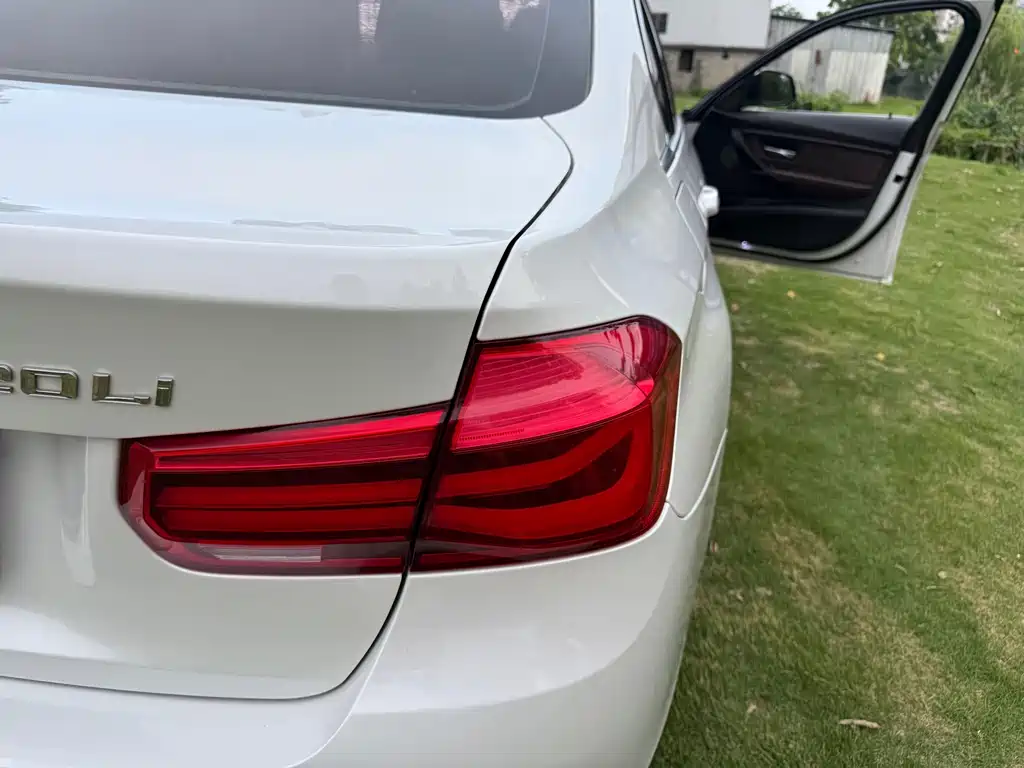BMW 3 Series 2018 — фото 16