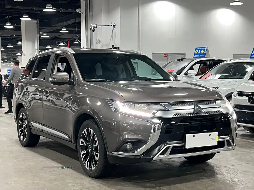 Mitsubishi Outlander 2020 — фото 2