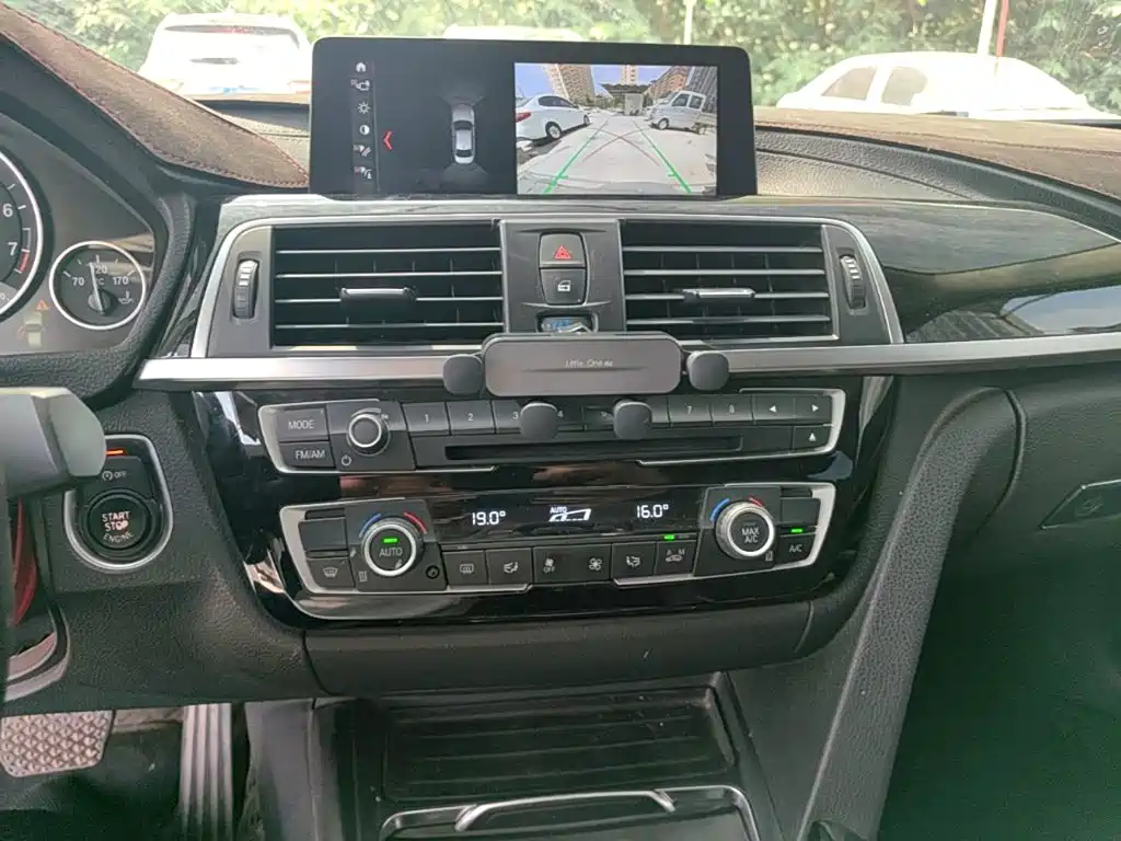 BMW 3 Series 2019 — фото 13