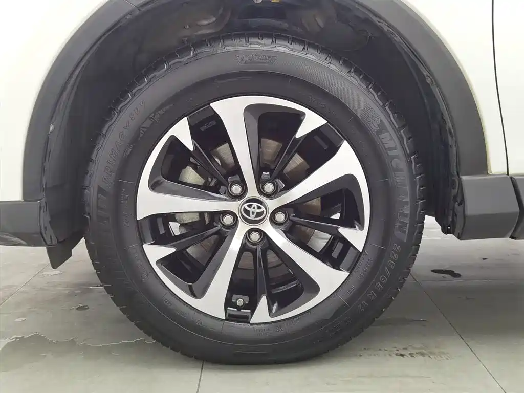 Toyota RAV4 2019 — фото 17