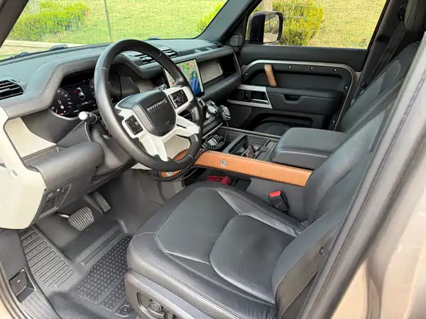 Land Rover Defender 2022