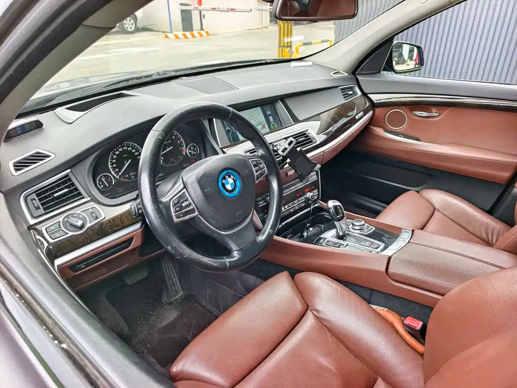 BMW 5 Series GT 2010 — фото 13