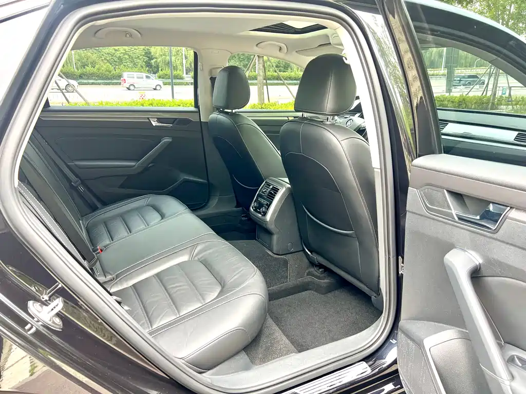Volkswagen Passat 2018 — фото 16