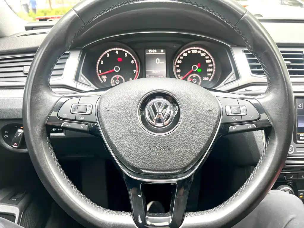 Volkswagen Passat 2018 — фото 10
