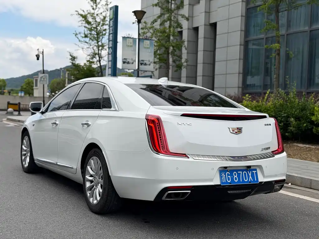 Cadillac XTS 2018 — фото 12