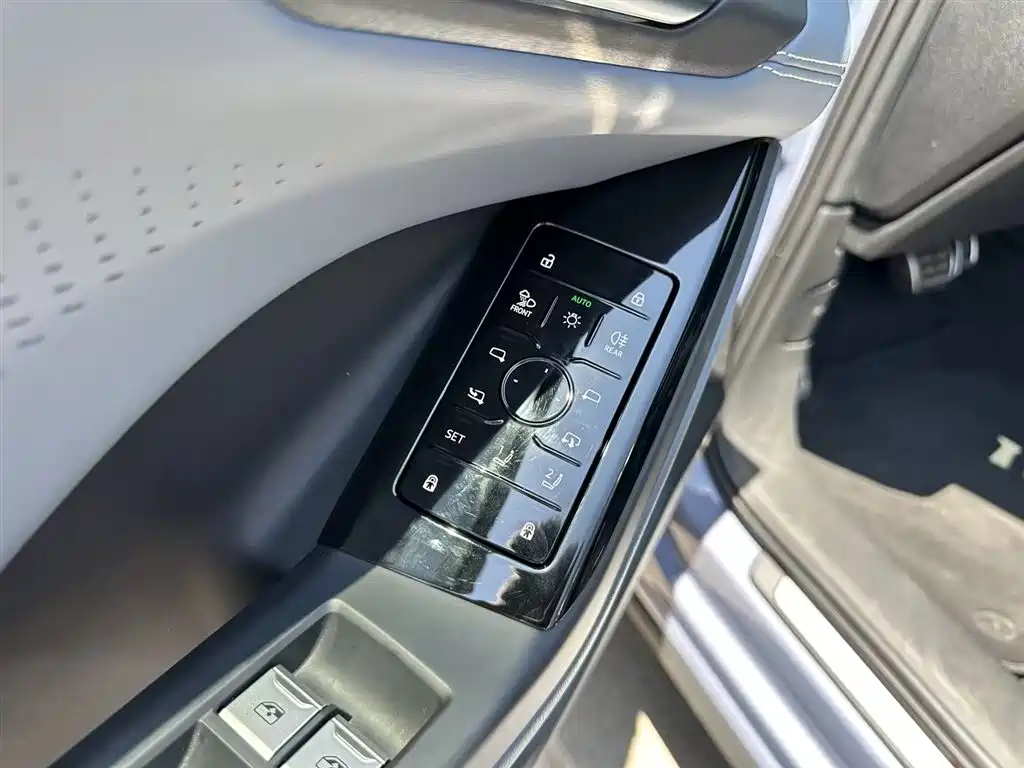 Audi Q6L e-tron 2025 — фото 12