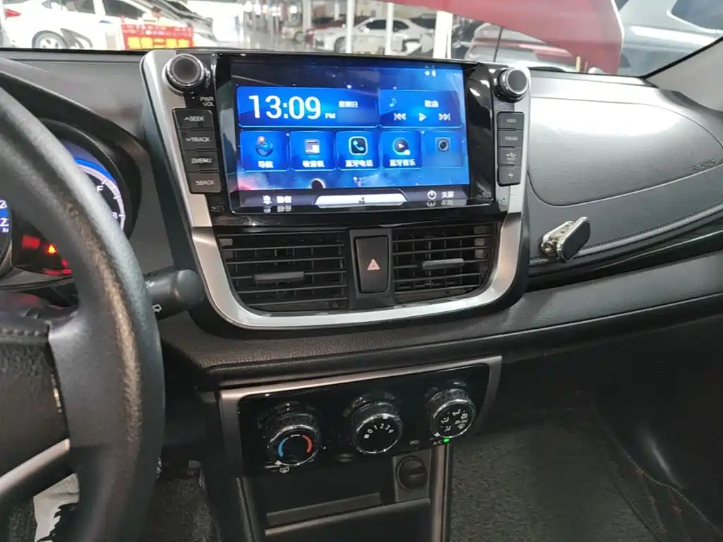 Toyota Yaris L 2017 — фото 10